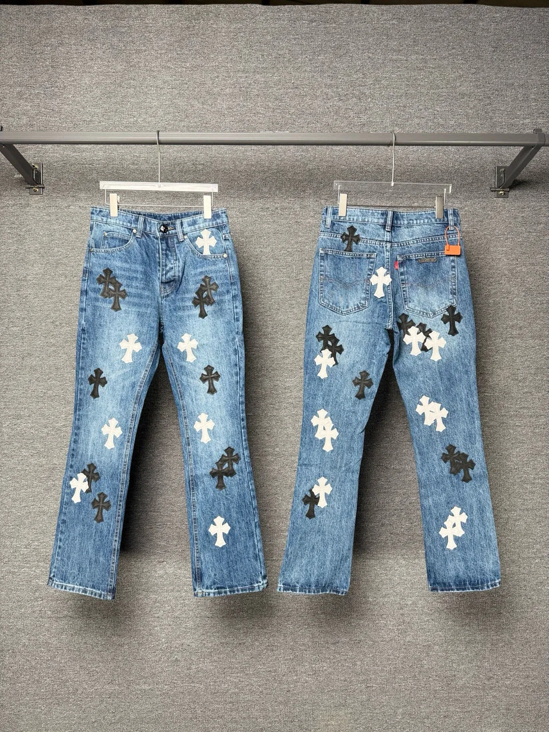 P270 💰 (Top version) Chrome Hearts blue pants, black and white multi-leather jeans, multi-leather standard workwear jeans, ch jeans, all need to be washed and then disassembled and hand-stitched with sheepskin cross leather and then spliced to complete. The whole process is too many to explain. About Chrome Hearts This is an extremely luxurious fashion brand that can also be called the aristocrat of the high street. It has always been an exclusive brand for some hipsters or the rich second generation. Compared with ordinary high streets, it is more luxurious and noble. Compared with luxury brands, it has a more fashionable personality. It has always been a brand that I have a special liking for. Color: blue Size: 28-30-32-34-36 (corresponding to S-M-L-XL-XXL)